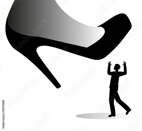 scarpa gigante femminile  sta per calpestare un uomo