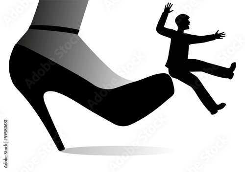 scarpa gigante femminile che da un calcio ad un uomo
