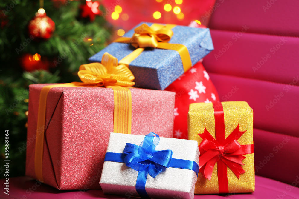 Obraz premium Christmas gift boxes on Christmas tree background