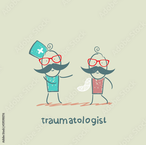 traumatologist speaks with a patient with a broken arm