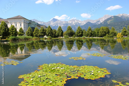 Stift Admont und Bäume spielgen sich im See des Stifts