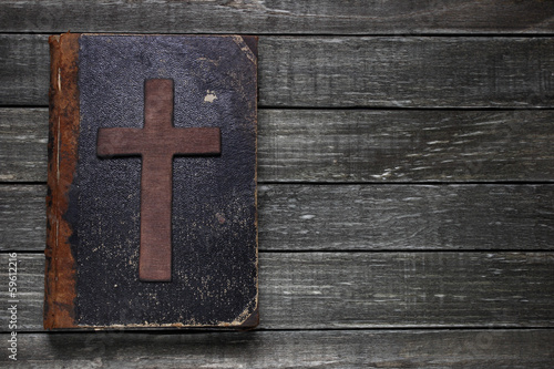 Obraz na plátně Old book and cross on wooden table