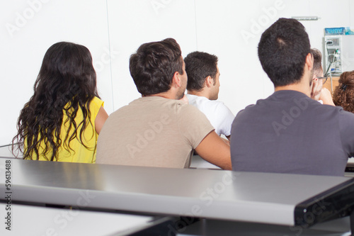 Schüler zuhören im Klassenzimmer von hinten photo