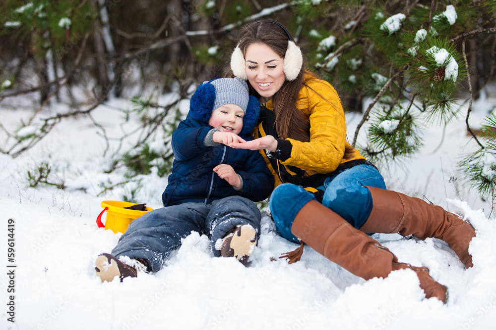 Obraz premium Mother and son enjoying beautiful winter day