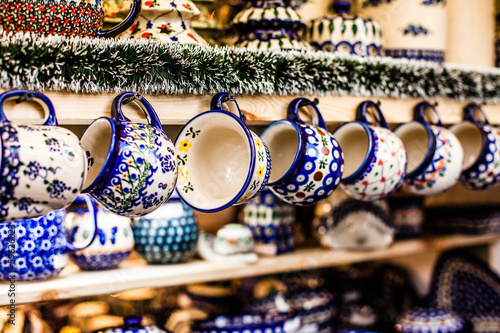 Photo Colorful ceramics in traditonal polish market.