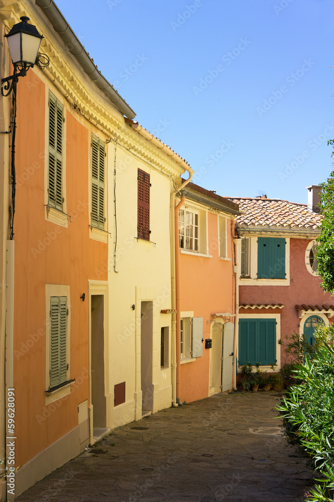 Häuserzeile in Bormes-les-Mimosas, Provence