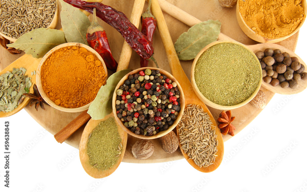 Fotobehang Kruiden houten kommen en lepels met kruiden, geïsoleerd op wit #59638843