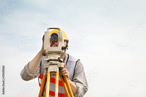 Papier peint Surveyor engineer making measure with cloud background