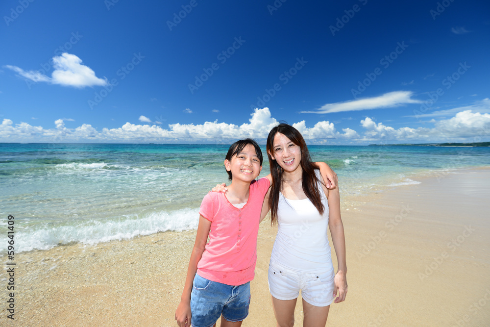 海辺で寛ぐ笑顔の親子 海辺で寛ぐ笑顔の親子