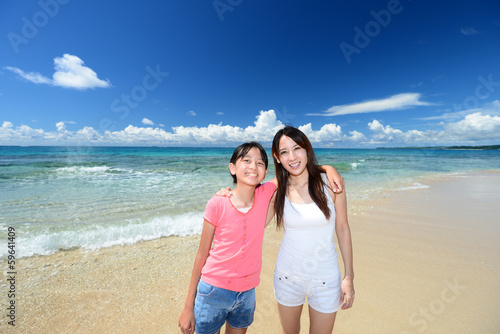 海辺で寛ぐ笑顔の親子 © sunabesyou