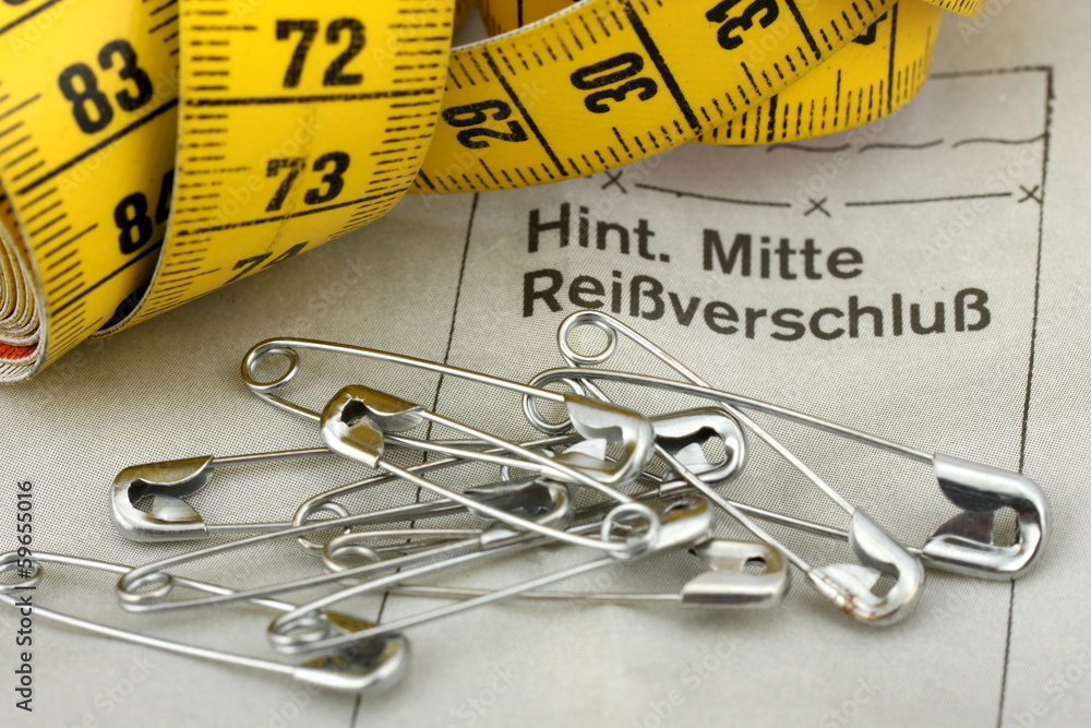 Fototapeta premium Nadeln liegen auf einem Schnittmuster