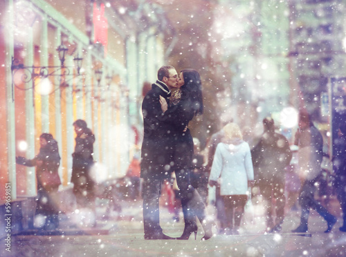 Snow lovers kiss city © kichigin19