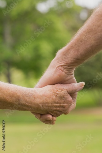 E lderly couple holding hands © WavebreakmediaMicro