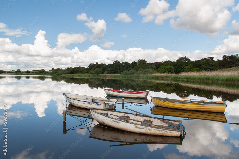Obraz premium Boats by the jetty