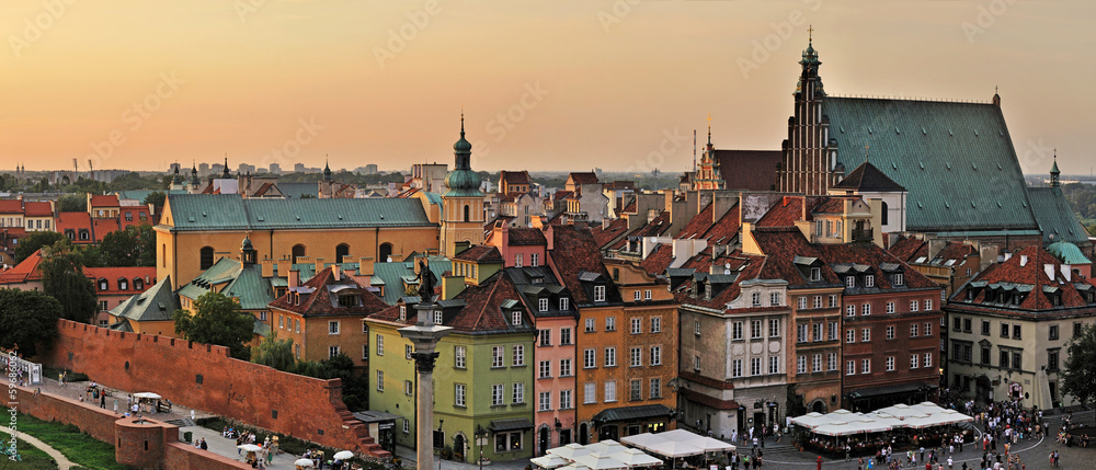 Naklejka premium Stare miasto o zachodzie słońca. Warszawa, Polska-Stitched Panorama