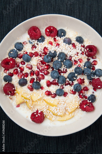 Obraz na płótnie Joghurt mit Beeren und Amaranth
