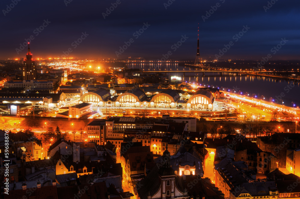 Riga bei Nacht aus der Luftperspektive