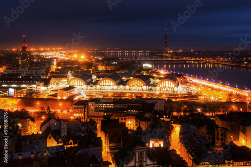 Riga bei Nacht aus der Luftperspektive
