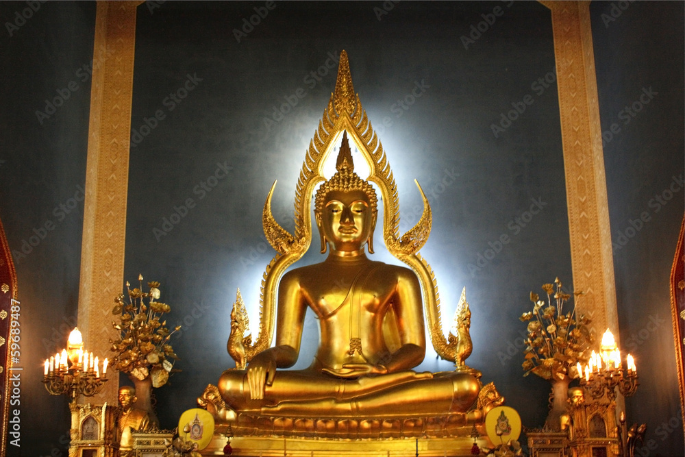 Obraz premium golden buddha in church
