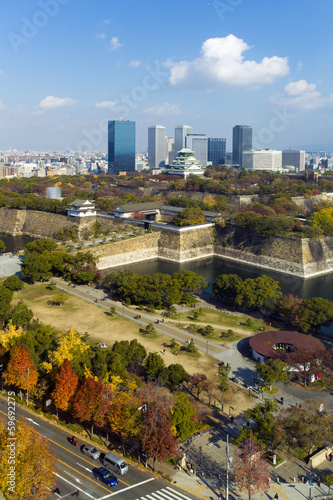 秋色の大阪城と周辺の町並み