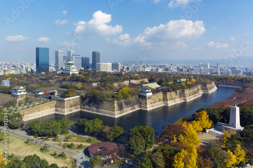 秋色の大阪城と周辺の町並み