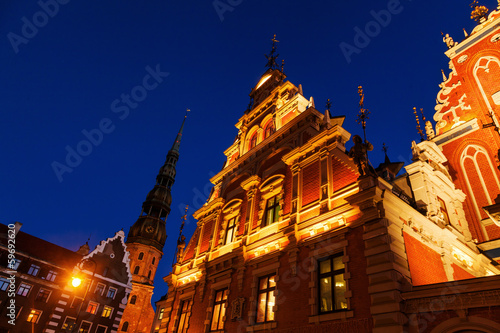 Schwarzhäupterhaus in der Altstadt von Riga bei Nacht