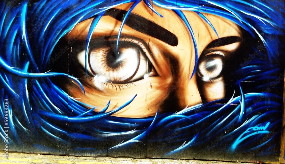 Fototapeta premium graffiti portret kobiety o niebieskich włosach na ulicach Londynu