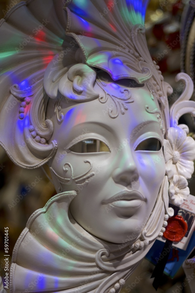 maschera veneziana tra le luci