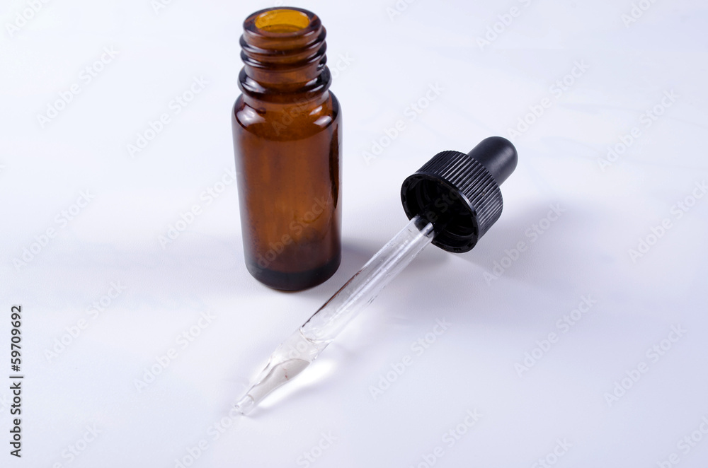Medizin in Pipettenflasche Medizin in Pipettenflasche