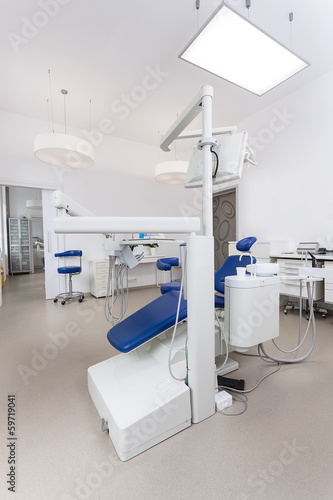 Bright dental office © Photographee.eu