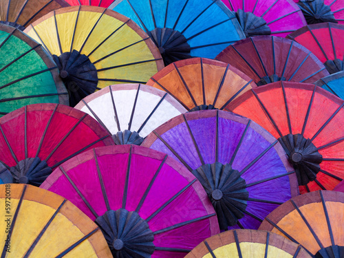 Fototapeta Kolorowi parasole przy Ulicznym rynkiem w Luang