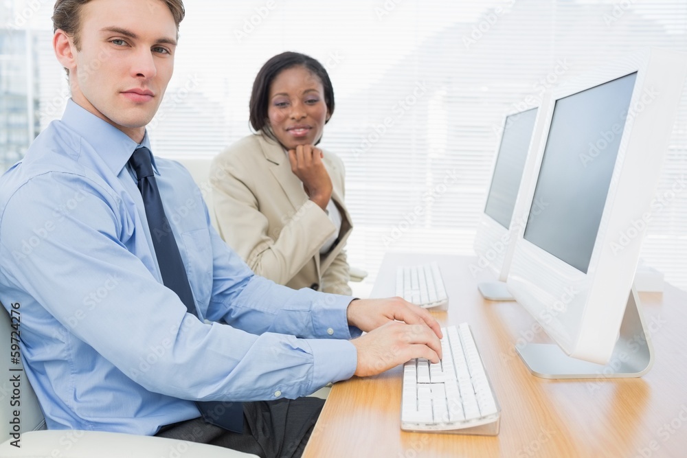 Obraz premium Business colleagues using computers at desk