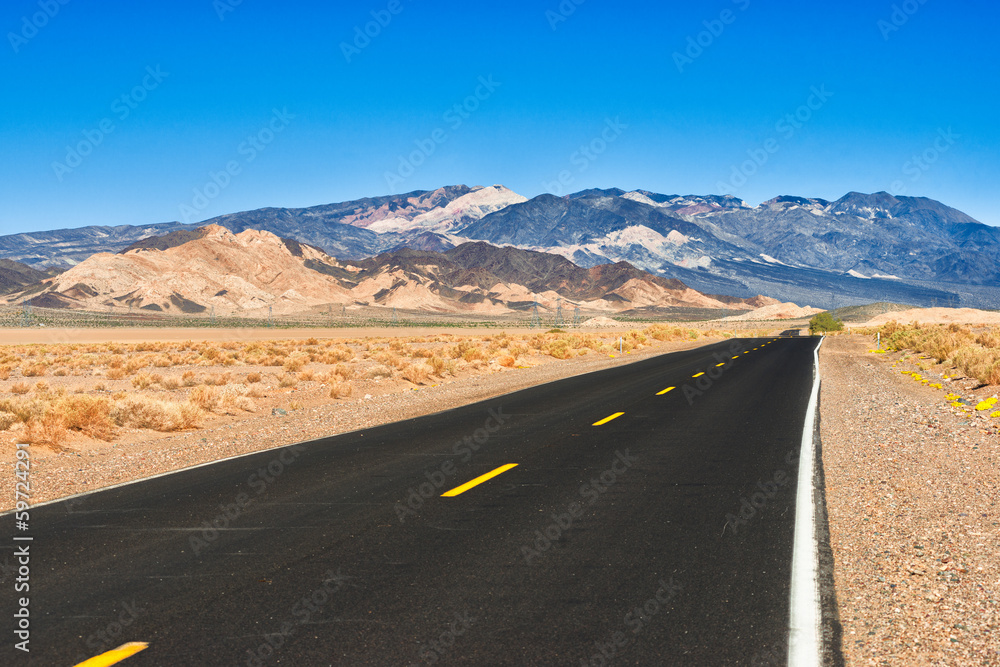 Naklejka premium Death Valley Rd - the road to Death Valley from Baker, Californi