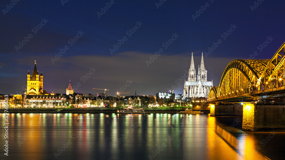 Obraz premium Cologne Cathedral with the Hohenzollern bridge at night