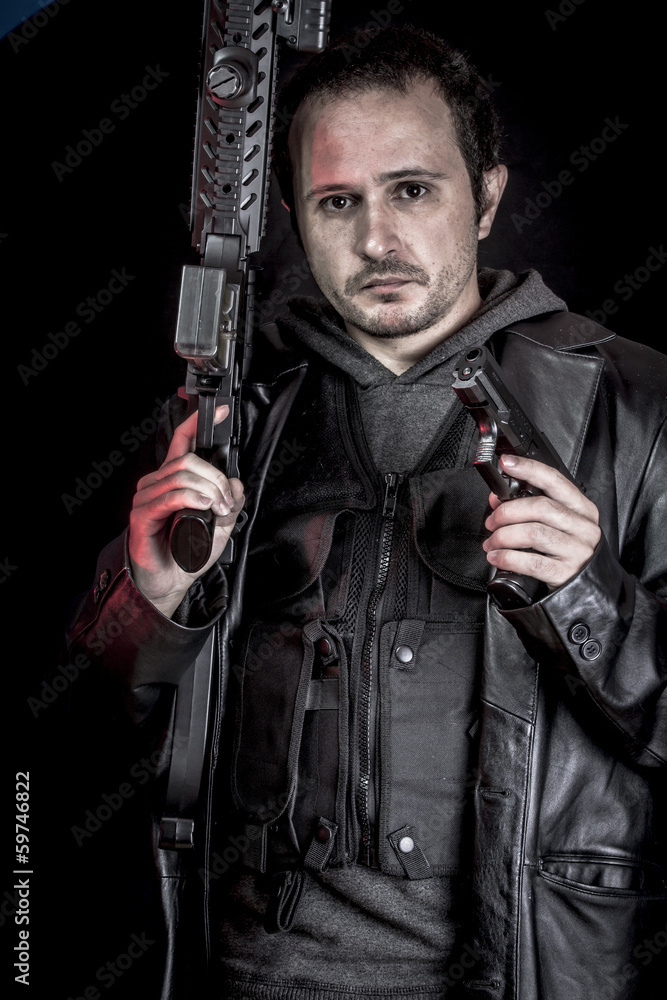 Fototapeta premium złodziej, uzbrojony mężczyzna w czarnej skórzanej kurtce, niebezpieczny