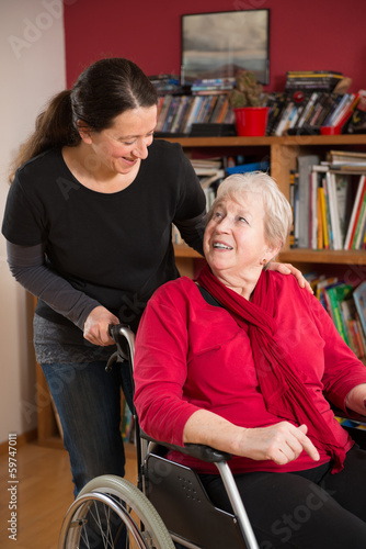 Seniorin im Rollstuhl mit Angehöriger