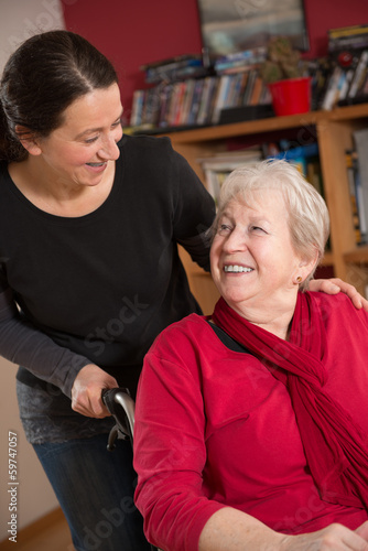 Seniorin im Rollstuhl mit Angehöriger