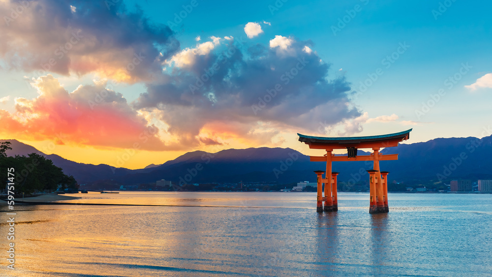 Obraz premium Wielka pływająca brama (O-Torii) w Miyajima