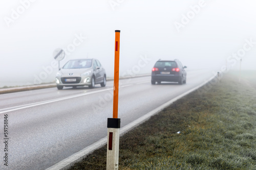 Nebel auf einer Straße mit Autos