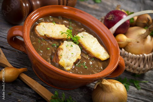 French onion soup / Soupe à l'oignon