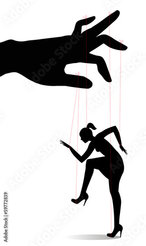 donna controllata come una marionetta