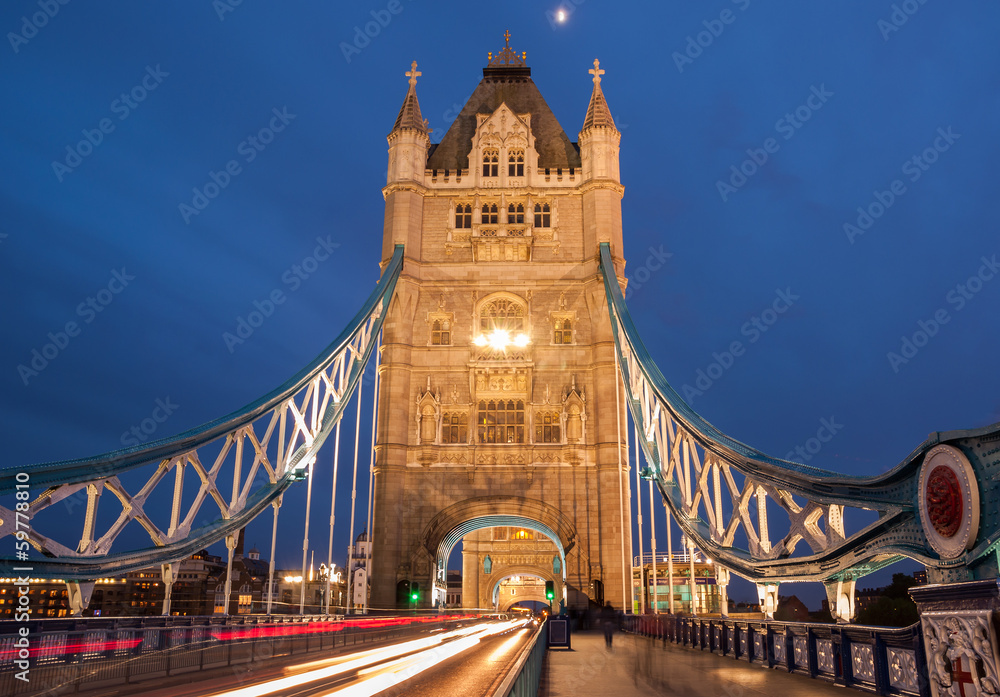 Obraz premium Tower Bridge with motion blurred car lights