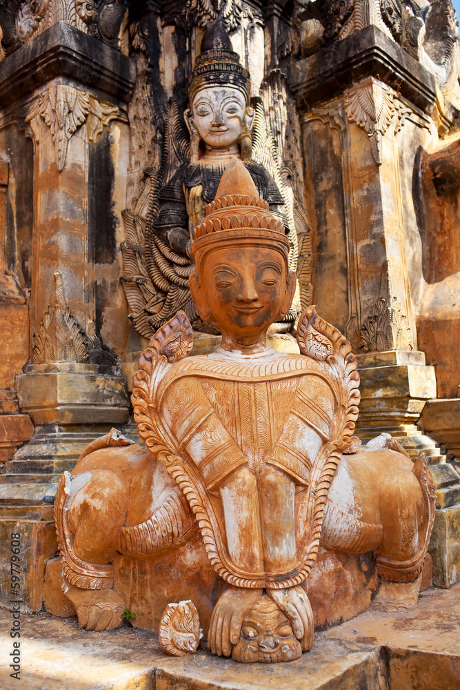 Statue at Takhaung Mwetaw pagoda, Myanmar