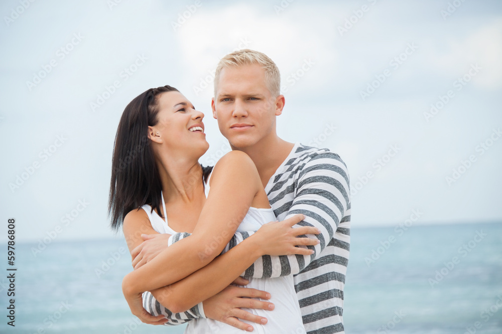 junges glückliches verliebtes paar am strand junges glückliches verliebtes paar am strand