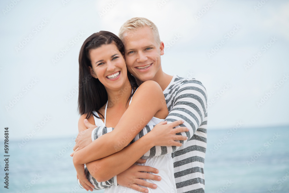 junges glückliches verliebtes paar am strand junges glückliches verliebtes paar am strand