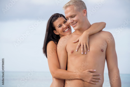 junges glückliches verliebtes paar am strand