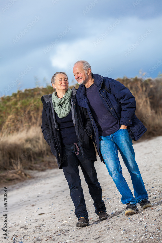 älteres erwachsenes senioren paar am strand spazieren