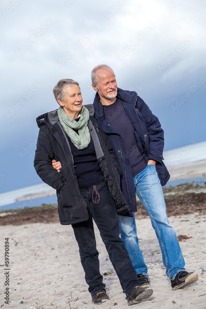 älteres erwachsenes senioren paar am strand spazieren