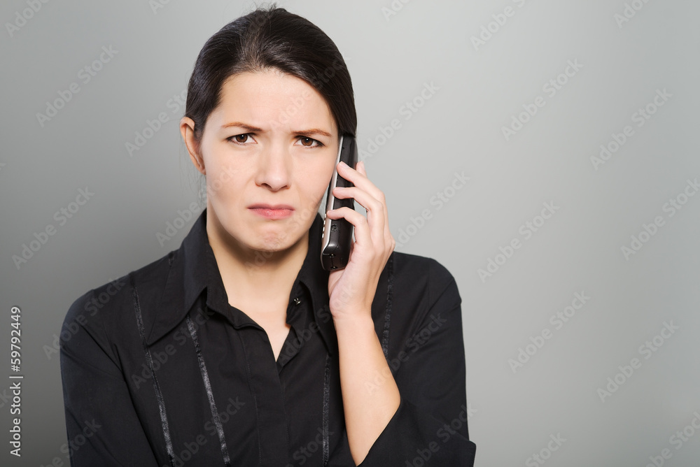 Attraktive Geschäftsfrau führt ein Telefongespräch Attraktive Geschäftsfrau führt ein Telefongespräch