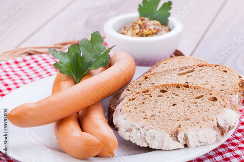 heisse wiener würstchen mit senf und dunklem brot